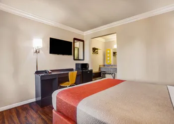 Motel 6 Fresno, CA - Belmont Ave hotel thumbnail 4