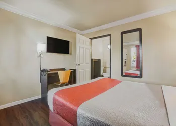 Motel 6 Fresno, CA - Belmont Ave hotel thumbnail 5