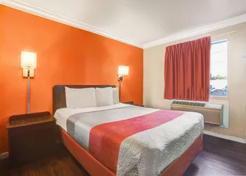 Motel 6 Fresno, CA - Belmont Ave hotel thumbnail 7