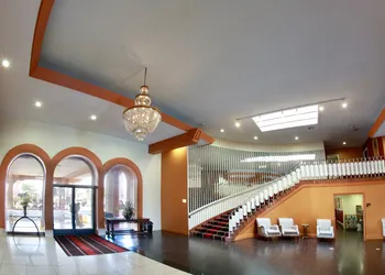 Ramada by Wyndham Fresno North hotel thumbnail 5