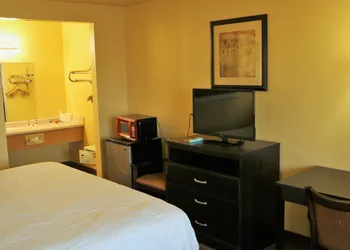 Days Inn by Wyndham Fresno South hotel thumbnail 8