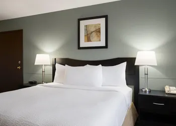 Ramada by Wyndham Saskatoon hotel thumbnail 8
