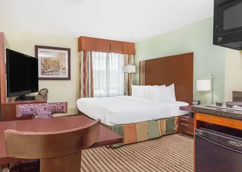Ramada by Wyndham Carlyle hotel thumbnail 3