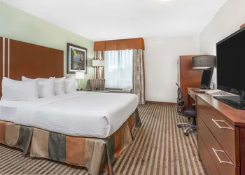 Ramada by Wyndham Carlyle hotel thumbnail 4