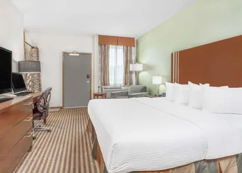 Ramada by Wyndham Carlyle hotel thumbnail 5