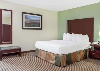 Ramada by Wyndham Carlyle hotel thumbnail 6