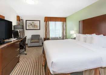 Ramada by Wyndham Carlyle hotel thumbnail 7