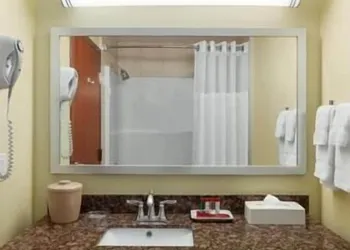 Ramada by Wyndham Carlyle hotel thumbnail 8