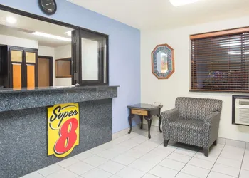 Super 8 by Wyndham New Castle hotel thumbnail 2