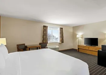 Econo Lodge Manistee hotel thumbnail 7