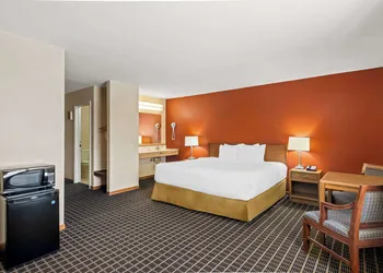 Econo Lodge Manistee hotel thumbnail 8