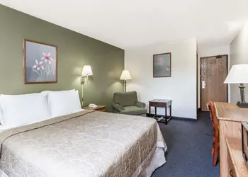 Super 8 by Wyndham Hampton hotel thumbnail 4