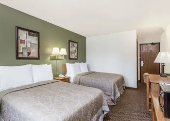 Super 8 by Wyndham Hampton hotel thumbnail 5