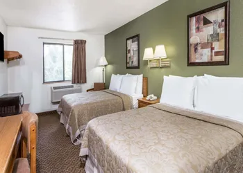 Super 8 by Wyndham Hampton hotel thumbnail 6