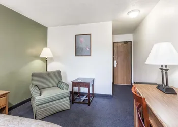 Super 8 by Wyndham Hampton hotel thumbnail 8