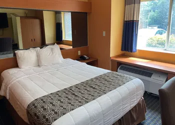Microtel Inn by Wyndham Newport News Airport hotel thumbnail 5