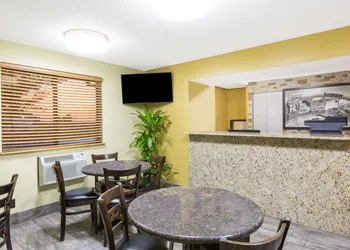 Super 8 by Wyndham Nampa hotel thumbnail 2