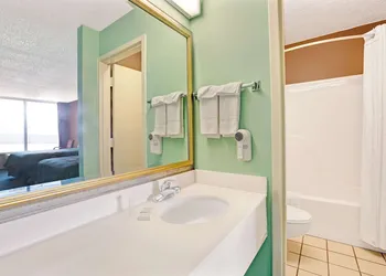 Super 8 by Wyndham Gaffney hotel thumbnail 8