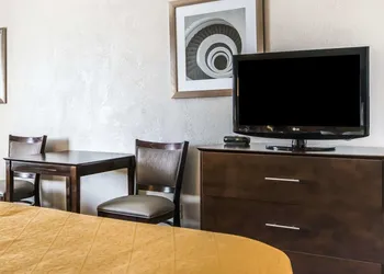 Quality Inn & Suites University/Airport hotel thumbnail 2