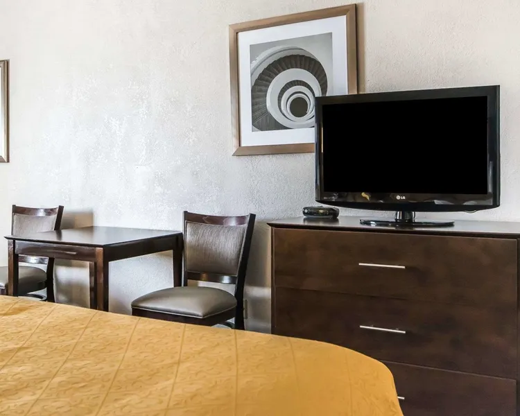 Quality Inn & Suites University/Airport hotel detail image 2