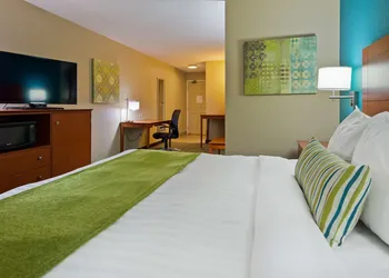 Best Western Plus Menomonie Inn & Suites hotel thumbnail 7