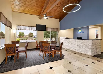 Days Inn by Wyndham Oak Ridge Knoxville hotel thumbnail 2