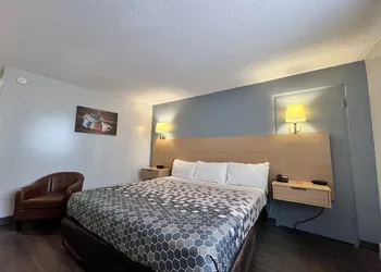 Econo Lodge Motel Village hotel thumbnail 3