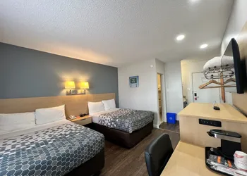 Econo Lodge Motel Village hotel thumbnail 4
