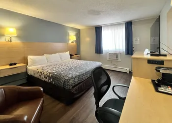 Econo Lodge Motel Village hotel thumbnail 5