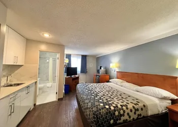 Econo Lodge Motel Village hotel thumbnail 6
