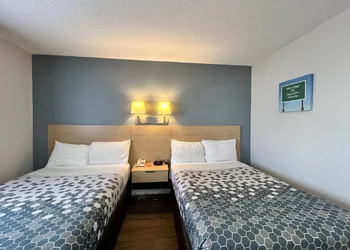 Econo Lodge Motel Village hotel thumbnail 7