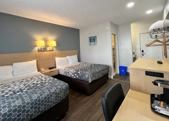Econo Lodge Motel Village hotel thumbnail 8