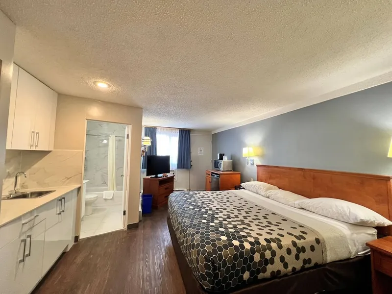 Econo Lodge Motel Village hotel detail image 6
