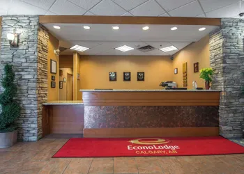 Econo Lodge Inn & Suites University hotel thumbnail 3