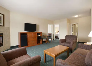 Travelodge by Wyndham Strathmore hotel thumbnail 7