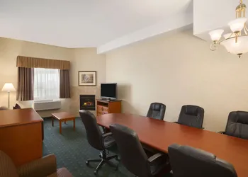 Travelodge by Wyndham Strathmore hotel thumbnail 8