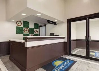 Days Inn by Wyndham Hillsboro hotel thumbnail 2