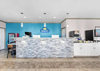 Days Inn by Wyndham Gainesville hotel thumbnail 3