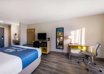 Days Inn by Wyndham Lathrop hotel thumbnail 5