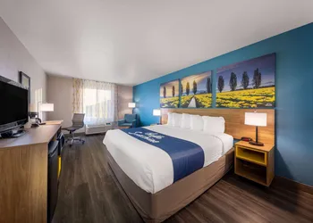 Days Inn by Wyndham Lathrop hotel thumbnail 6