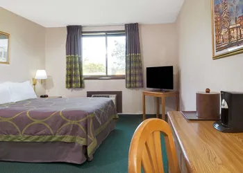 Super 8 by Wyndham Kenmore/Buffalo/Niagara Falls Area hotel thumbnail 6