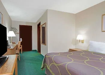 Super 8 by Wyndham Kenmore/Buffalo/Niagara Falls Area hotel thumbnail 7