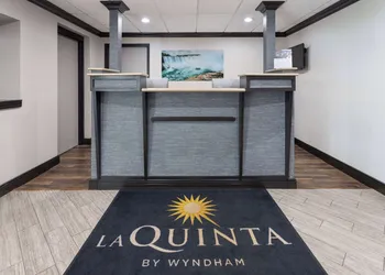 La Quinta Inn by Wyndham Buffalo Airport hotel thumbnail 2