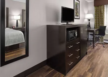 La Quinta Inn by Wyndham Buffalo Airport hotel thumbnail 8