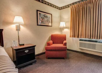 Econo Lodge Inn & Suites El Paso West hotel thumbnail 5