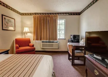 Econo Lodge Inn & Suites El Paso West hotel thumbnail 6