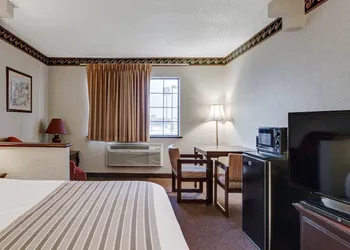 Econo Lodge Inn & Suites El Paso West hotel thumbnail 7