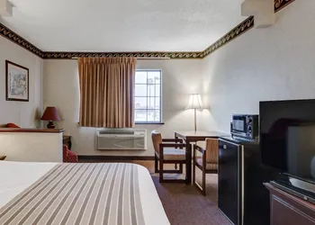 Econo Lodge Inn & Suites El Paso West hotel thumbnail 7