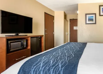 Comfort Inn & Suites Alameda at Albuquerque Balloon Fiesta Park hotel thumbnail 5