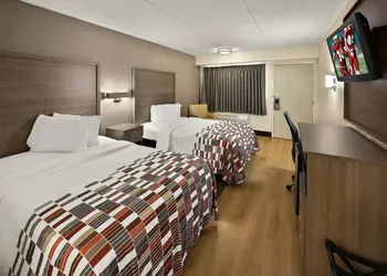 Red Roof Inn Chapel Hill - UNC hotel thumbnail 4